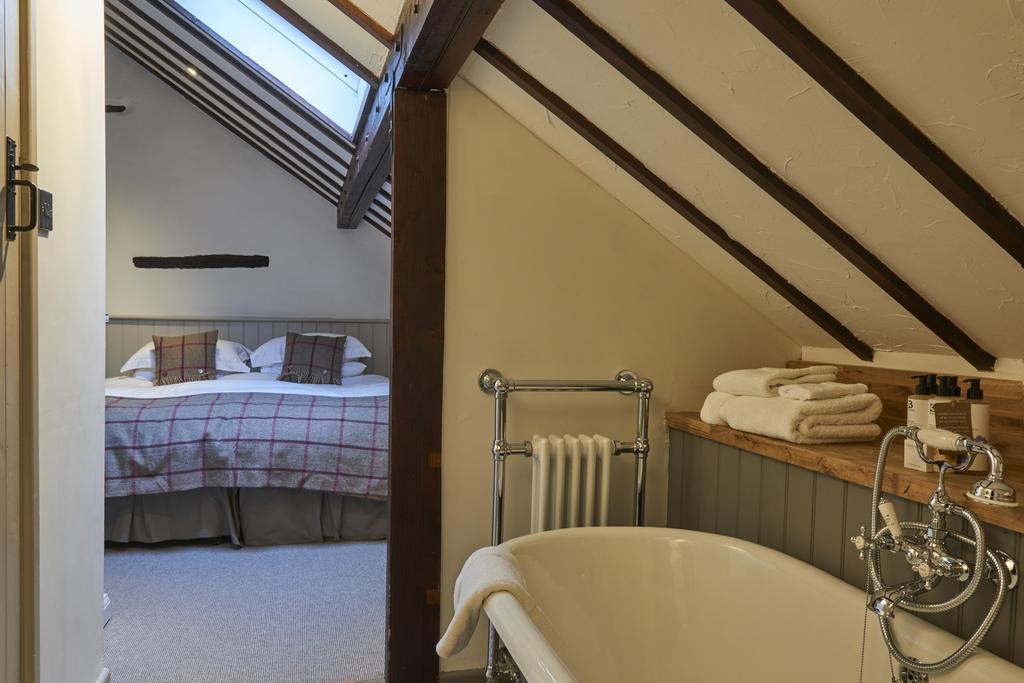 Tudor Farmhouse Hotel Клеарвэл Экстерьер фото