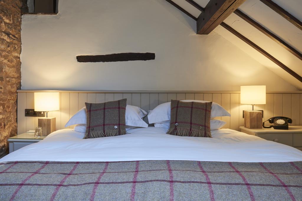 Tudor Farmhouse Hotel Клеарвэл Экстерьер фото